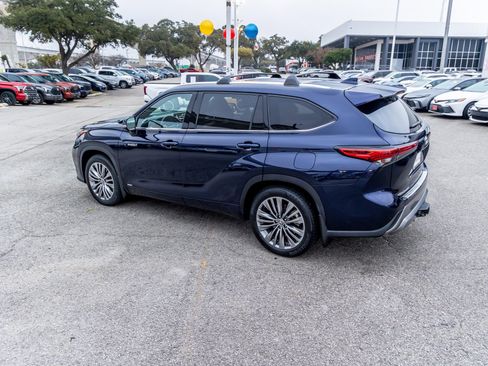 Used 2021 Toyota Highlander Platinum image 10