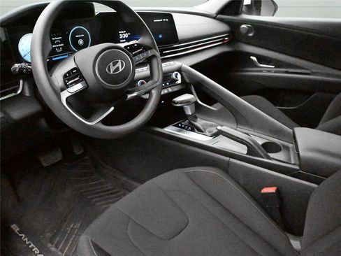 Used 2024 Hyundai Elantra SEL image 2