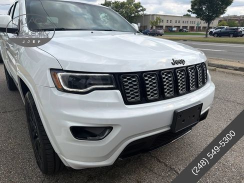 Used 2022 Jeep Grand Cherokee Laredo X AWD/4WD image 5