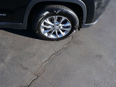 Used 2019 Jeep Cherokee Latitude Plus w/ Cold Weather Group image 35