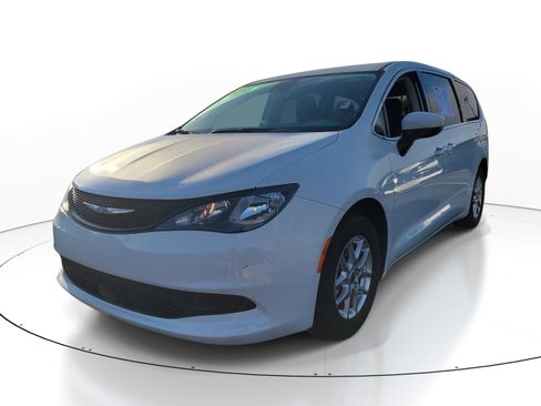 Used 2023 Chrysler Voyager LX FWD image 3
