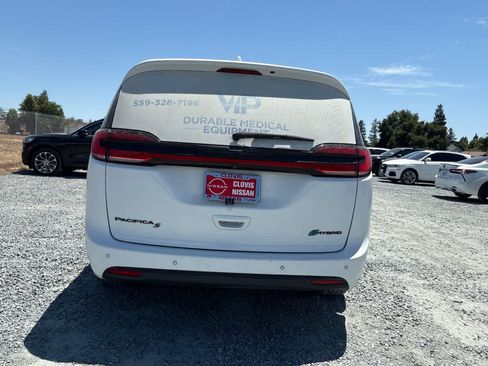 Used 2022 Chrysler Pacifica Limited w/ S Appearance Package FWD image 8