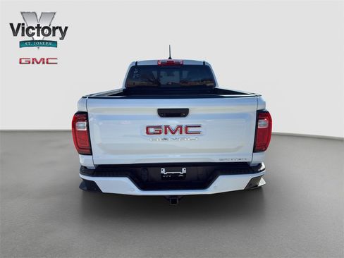 Used 2024 GMC Canyon Denali image 12