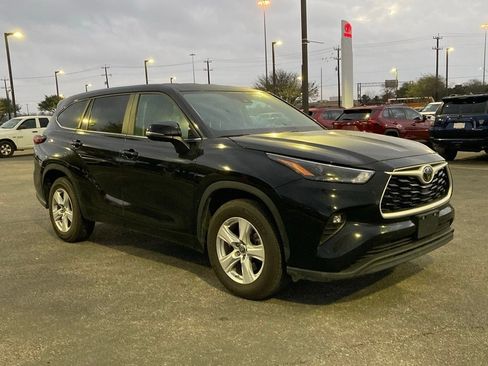 Used 2025 Toyota Highlander LE image 3