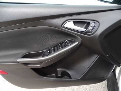 Used 2016 Ford Focus SE w/ Appearance Package w/ Equipment Group 201A FWD image 11