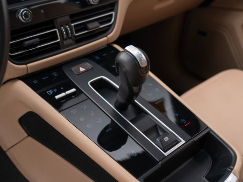 Certified 2024 Porsche Macan AWD/4WD image 25