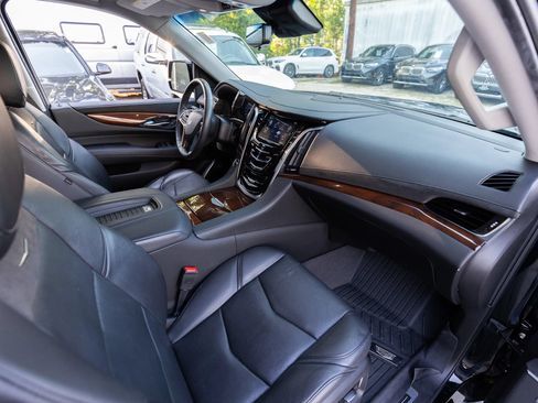 Used 2019 Cadillac Escalade Premium Luxury w/ Escalade Sport Edition AWD/4WD image 22