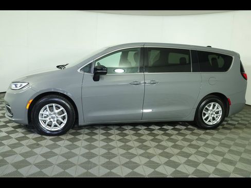 Used 2025 Chrysler Pacifica Select image 12