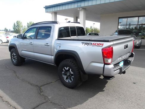 Used 2016 Toyota Tacoma TRD Off-Road w/ Premium & Technology Package AWD/4WD image 3