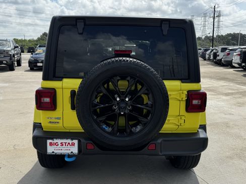 Used 2023 Jeep Wrangler Unlimited Sahara AWD/4WD image 9