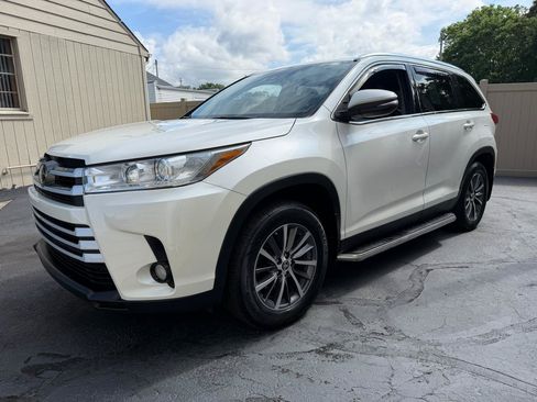 Used 2019 Toyota Highlander XLE AWD/4WD image 11