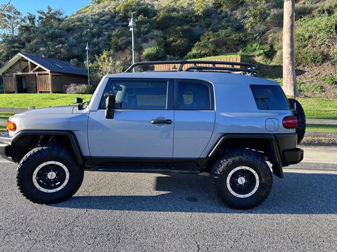 Used 2013 Toyota FJ Cruiser 4WD image 9