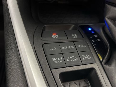 Used 2021 Toyota RAV4 XLE Premium image 33