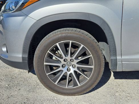 Used 2018 Toyota Highlander SE image 4