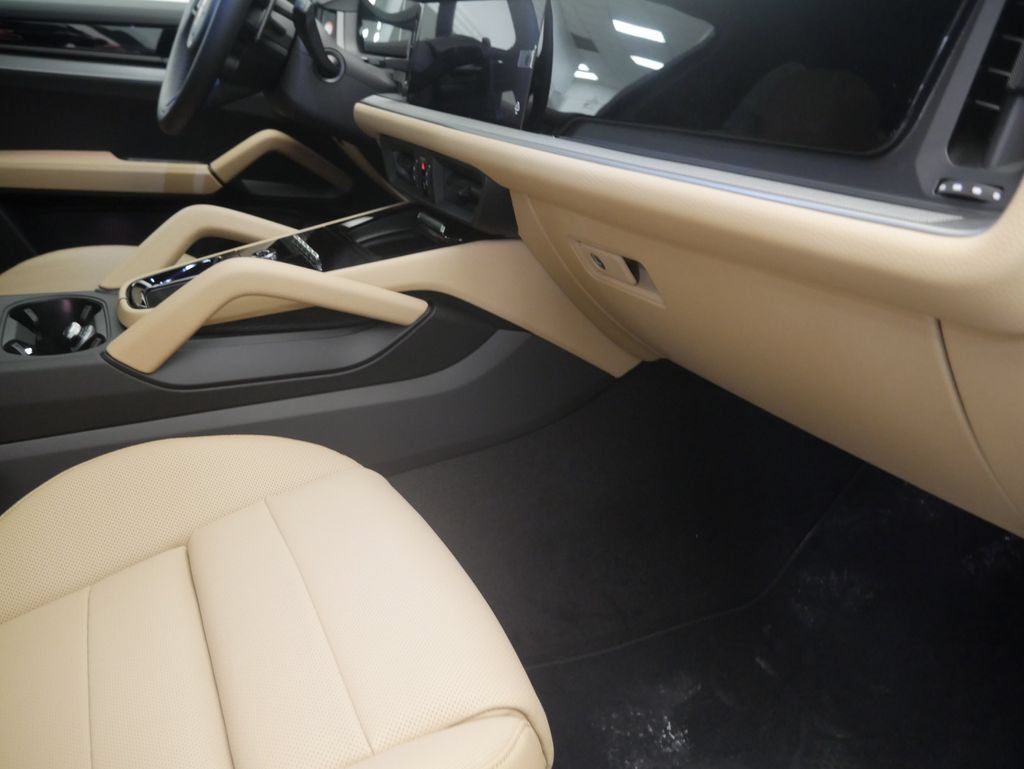 Certified 2026 Porsche Cayenne AWD/4WD image 30