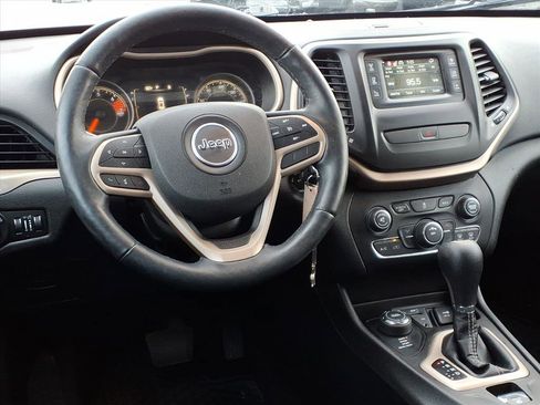 Used 2017 Jeep Cherokee Latitude w/ Cold Weather Group image 12