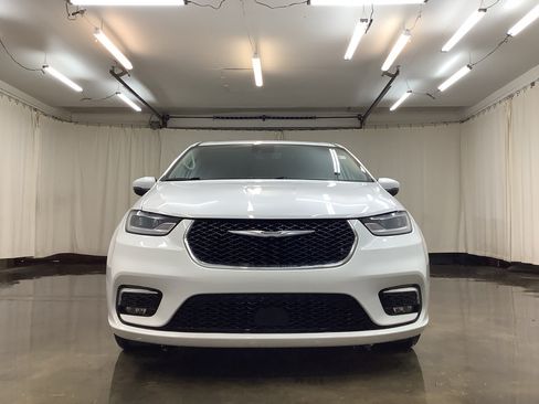Used 2023 Chrysler Pacifica Touring-L FWD image 11