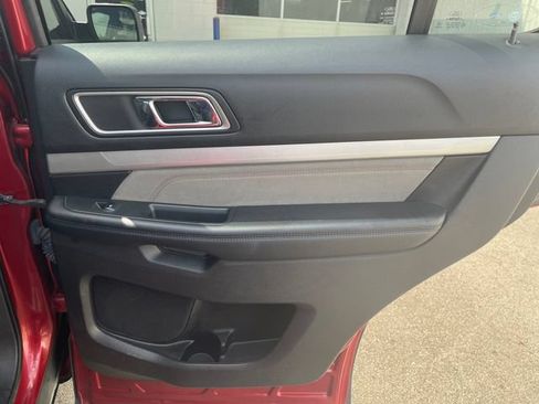 Used 2017 Ford Explorer XLT w/ Equipment Group 202A FWD image 40
