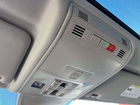 Used 2022 Volkswagen Tiguan SE image 33