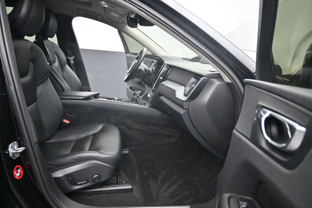 Used 2018 Volvo XC60 T6 Momentum w/ Convenience Package AWD/4WD image 18