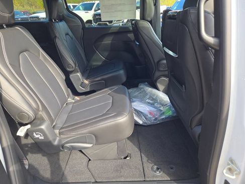 New 2026 Chrysler Pacifica Select FWD image 8