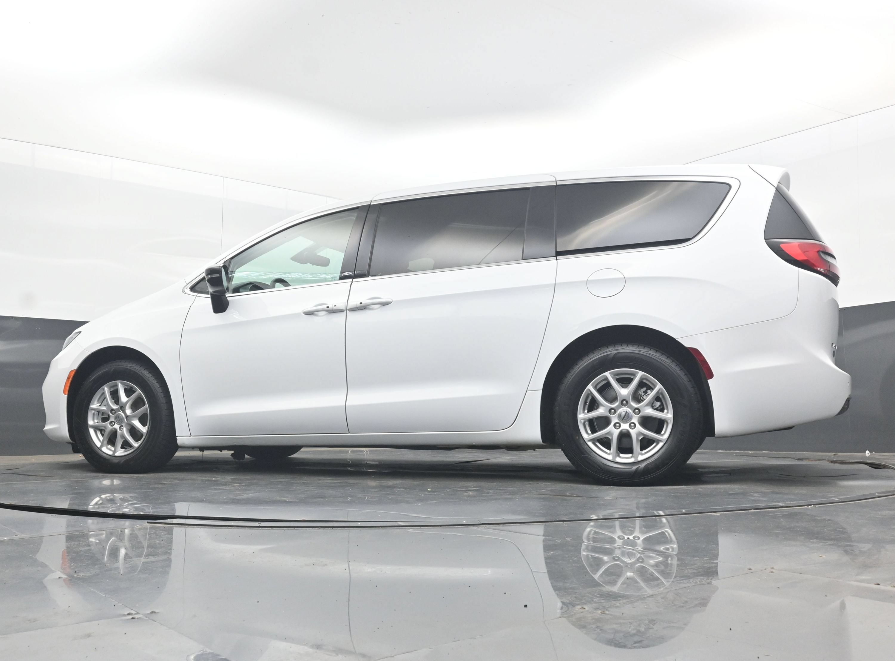 Used 2024 Chrysler Pacifica Touring-L FWD image 30