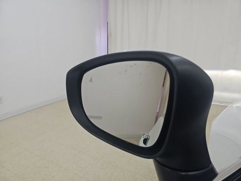 Used 2023 Chrysler Pacifica Touring-L image 12