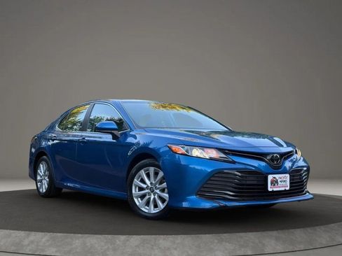 Used 2019 Toyota Camry LE FWD image 3