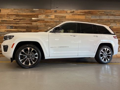 Used 2022 Jeep Grand Cherokee Overland w/ Luxury Tech Group IV AWD/4WD image 17