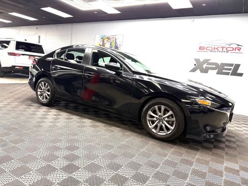 Used 2020 MAZDA MAZDA3 Sedan FWD image 2