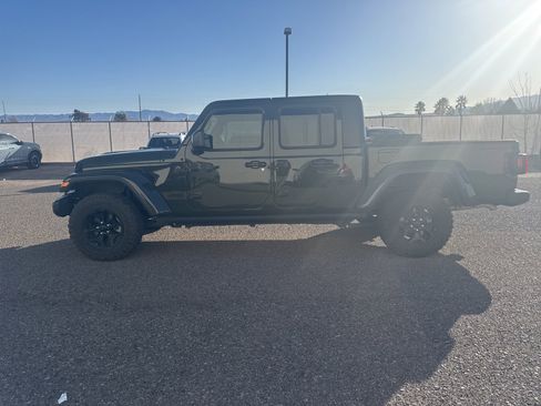 Used 2023 Jeep Gladiator Sport image 2