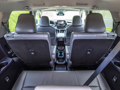 Used 2022 Toyota Highlander XLE AWD/4WD image 42