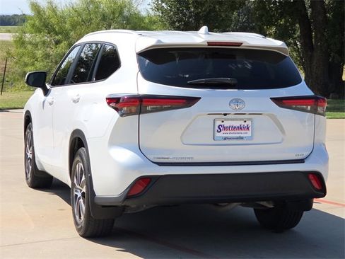 Used 2024 Toyota Highlander XLE image 5