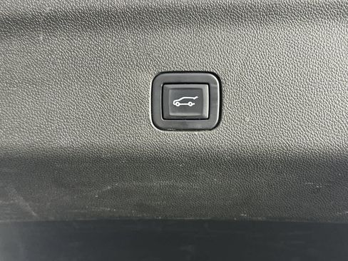 Used 2022 Chevrolet Suburban Premier w/ Premium Package RWD image 28
