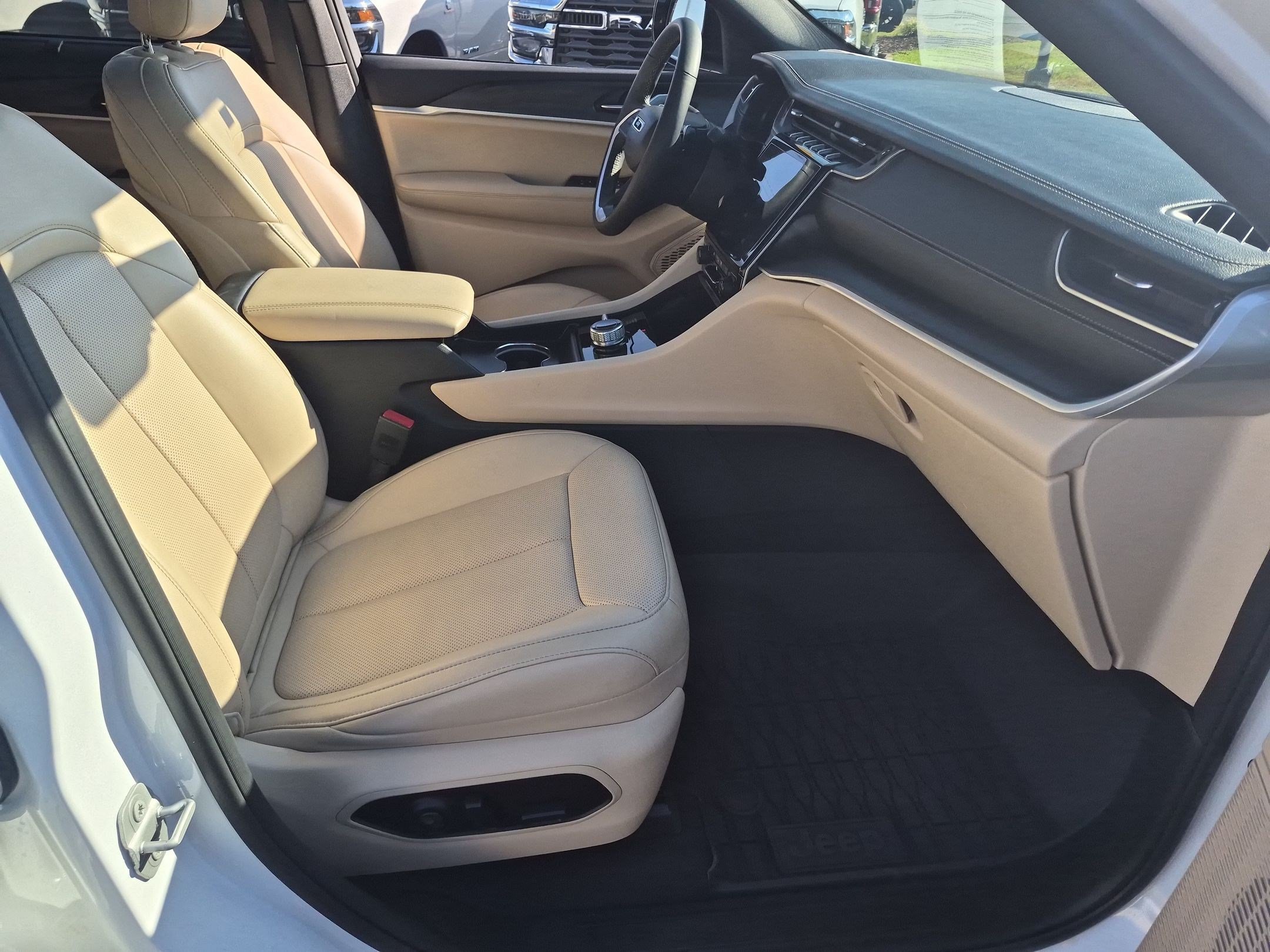 Used 2025 Jeep Grand Cherokee Limited w/ Luxury Tech Group II AWD/4WD image 35