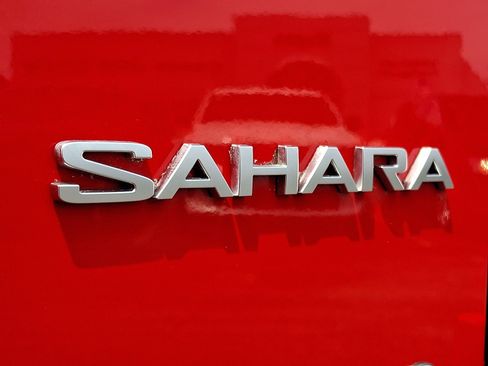 Used 2019 Jeep Wrangler Unlimited Sahara w/ Cold Weather Group AWD/4WD image 29