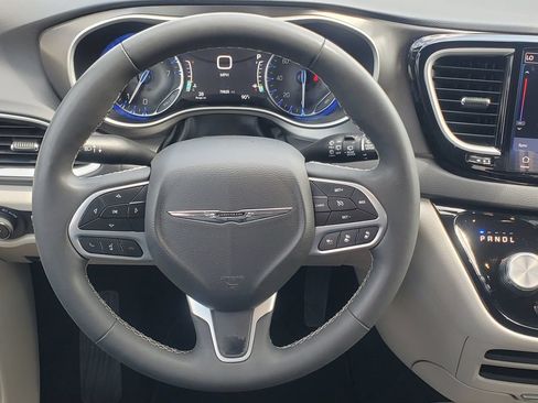 Used 2024 Chrysler Pacifica Touring-L FWD image 24