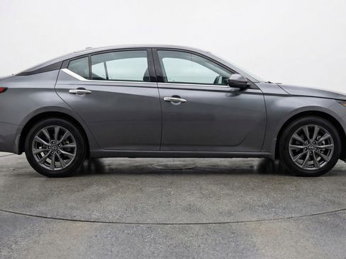 Used 2025 Nissan Altima 2.5 SV image 11