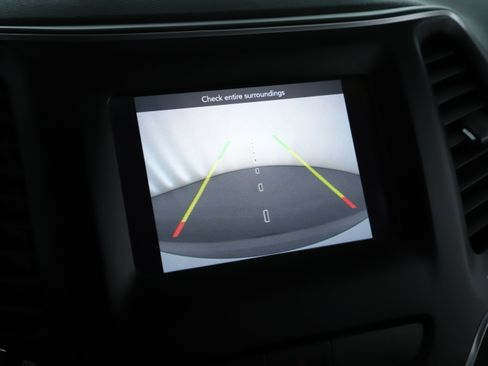 Used 2019 Jeep Cherokee Latitude Plus image 12