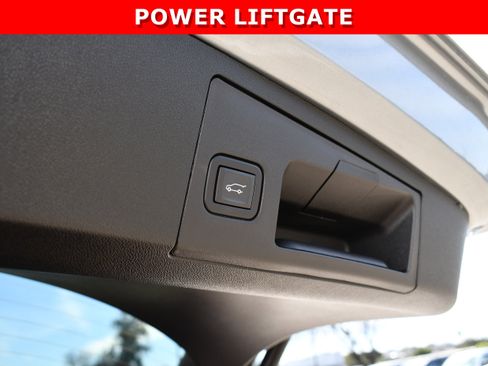 Used 2024 Cadillac XT4 Luxury w/ Cold Weather Package image 9