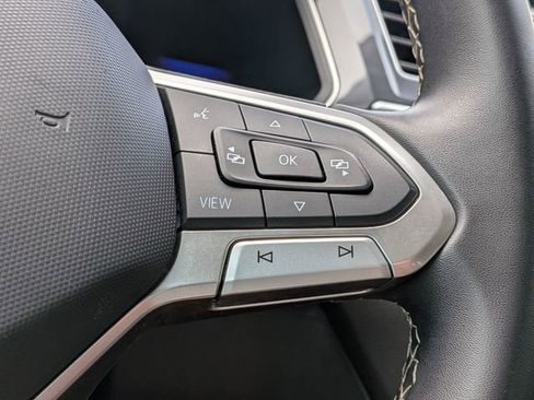 Used 2023 Volkswagen Tiguan SE w/ Panoramic Sunroof Package image 30