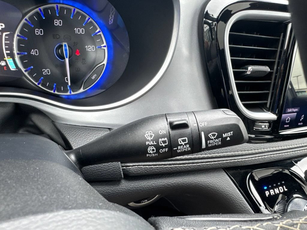 Used 2025 Chrysler Pacifica Limited FWD image 16