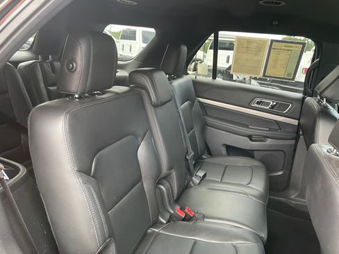 Used 2018 Ford Explorer XLT w/ Equipment Group 202A FWD image 24