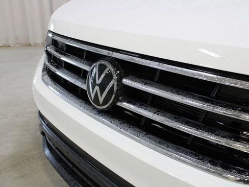 Used 2024 Volkswagen Tiguan SE w/ Panoramic Sunroof Package image 34