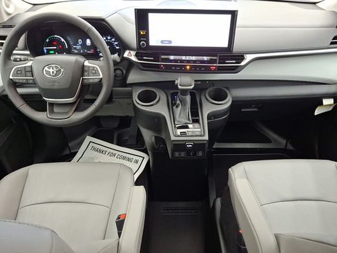 Used 2025 Toyota Sienna XLE w/ XLE Plus Package FWD image 13