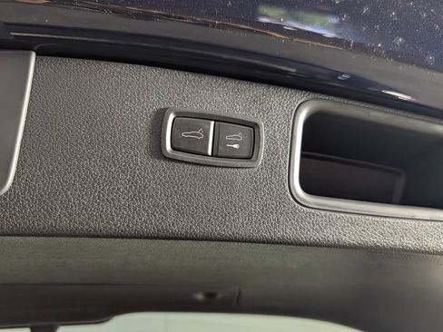 Certified 2023 Porsche Macan AWD/4WD image 18