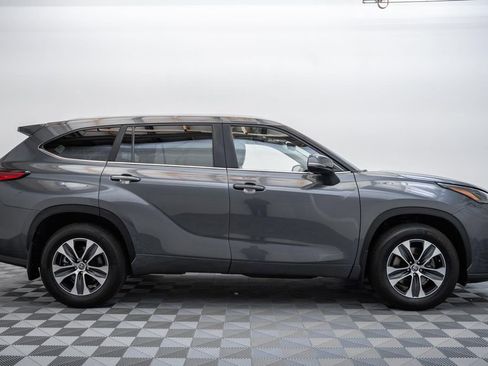 Used 2023 Toyota Highlander XLE AWD/4WD image 4