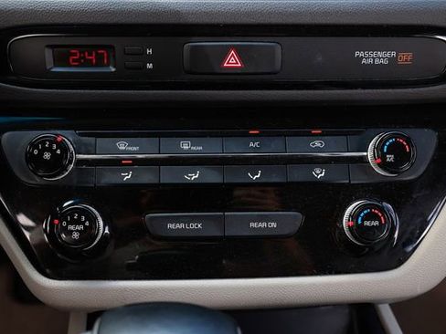 Used 2017 Kia Sedona LX w/ LX Essentials Premium Package image 33