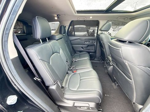Used 2025 Honda Pilot Elite image 32