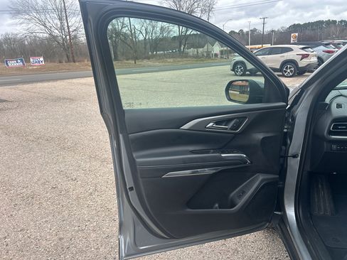 Used 2025 Chevrolet Traverse LT image 5